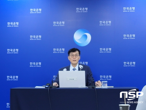 NSP통신-25일 이창용 한국은행 총재가 기자들의 질문에 답하고 있다. (강수인 기자)