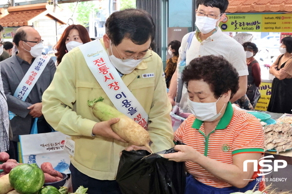 NSP통신-경주시가 코로나19로 침체된 전통시장에 활력을 불어 넣기 위해 추석맞이 전통시장 행복 장보기를 실시한다고 25일 밝혔다. 사진은 지난해 행사 모습 (경주시)