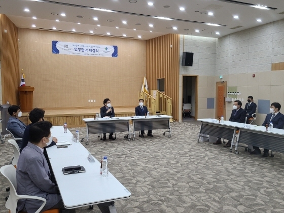 NSP통신-국토안전관리원 영남지사 관계자들과 대구광역시건축사회 관계자들이 업무협약을 체결하고 있다 (국토안전관리원)