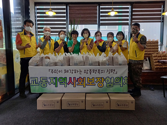 NSP통신-삼척교동지역사회보장협의체가 치킨을 전달하기 전 배송 준비를 마치고 기념촬영을 하고 있다. (삼척시)