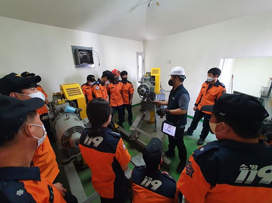 NSP통신-26일 장기동 휴먼시아 아파트에서 윤정호 한국 승강기 안전공단 과장이 김포소방서 구조대원들에게 승강기 작동 원리 및 사고 시 대응 절차에 대한 실습훈련을 하고 있다. (김포소방서)