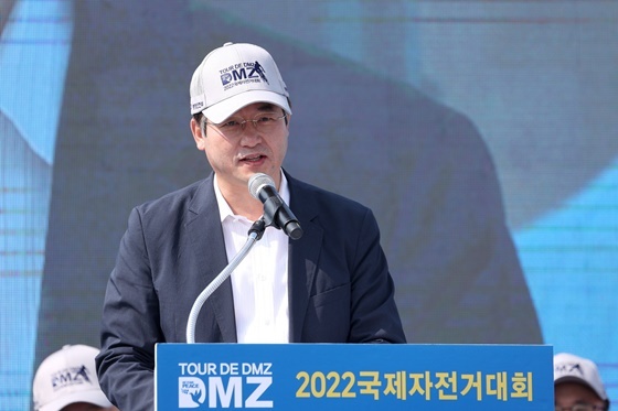 NSP통신-이동환 고양특례시장이 TourdeDMZ 국제자전거대회 개막식에서 축사하고 있다.