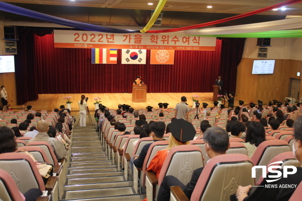 NSP통신-동국대 WISE캠퍼스가 26일 교내 100주년기념관 대강에서 2022학년도 가을 학위수여식을 개최했다. (동국대 WISE캠퍼스)