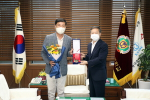 [NSP PHOTO]유재광 수원시의원, 삼일상업고등학교 감사패 받아