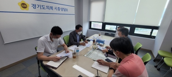 NSP통신-26일 경기도의회 시흥상담소에서 안광률 도의원이 성남제일초등학교 시설 안전 관련 정담회를 하고 있다. (경기도의회)