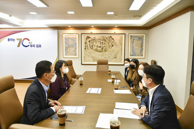 NSP통신-대학생·청년 명예보좌관들이 김병수 김포시장과 김주영 국회의원과 함께 청년정책에 대해 의견을 나누고 있다. (김주영의원실)