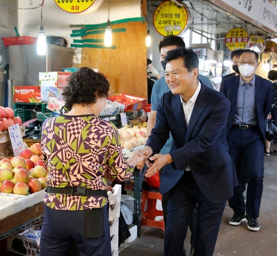 NSP통신-김태우 서울 강서구청장(오른쪽)이 우장산동 송화벽화시장을 찾아 시장 상인과 인사를 나누고 있다. (강서구)