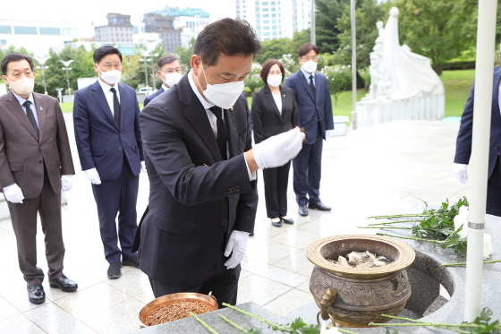 NSP통신-29일 오후 수원현충탑을 찾아 참배하고 있는 임종성 더불어민주당 경기도당위원장. (더불어민주당 경기도당)