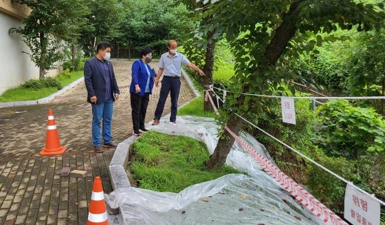 NSP통신-김옥순 의원이 폭우로 피해를 입은 학교 현장을 점검하고 있다. (경기도의회)