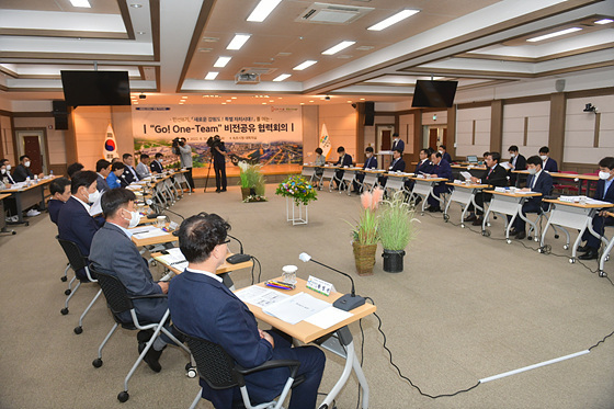 NSP통신-시청에서 협력과제를 서로 공유하고 해결책을 모색하는 협력회의를 진행하고 있다. (속초시)