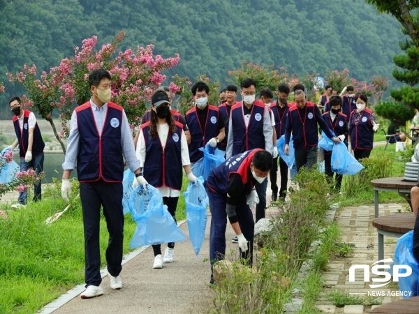 NSP통신-한국자유총연맹 영덕군지회는 지난 27일 제77주년 8·15 광복절을 맞아 영덕읍 오십천에서 환경정화활동 행사를 벌였다. (영덕군)