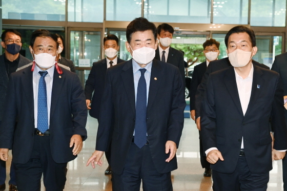 NSP통신-30일 김진표 국회의장(가운데)과 이재준 수원시장(오른쪽)이 함께 걷고 있다. (수원시)
