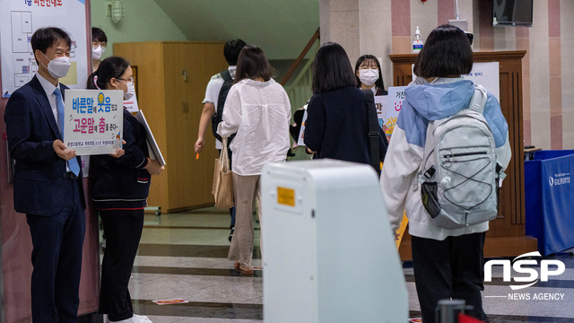 NSP통신-등교하는 운양고 학생들에게 학교 폭력 예방 캠페인을 전개하고 있는 운양고 학생자치회 학생들. (조이호기자)