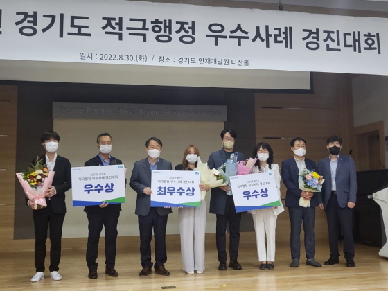 NSP통신-30일 화성시 관계자들(가운데)이 적극행정 우수사례 경진대회에서 최우수상을 수상하고 기념촬영을 하는 모습. (화성시)