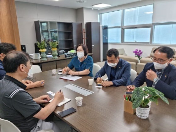 NSP통신-지난달 31일 경기도의회 경제노동위원회 회의실에서 서현옥, 김선영, 이용호 경기도의원이 노동상담소 설치 및 활성화를 위한 정담회를 하고 있다. (경기도의회)