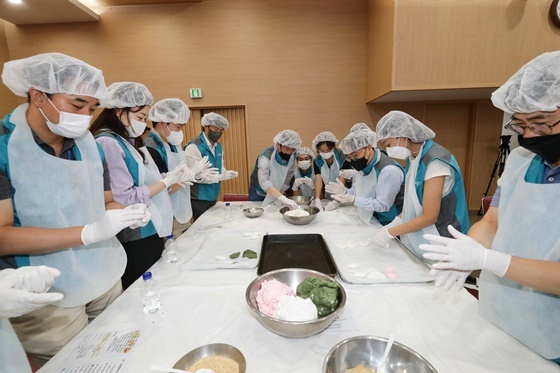 [NSP PHOTO]한국마사회 엔젤스, 웃음 꽃 가득한 송편나눔 행사 동참