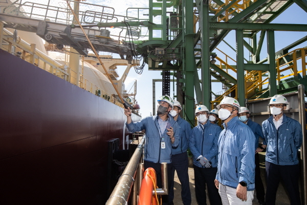 NSP통신-채희봉 가스공사 사장(왼쪽에서 세번째)이 지난 1일 인천 LNG 생산기지 집중안전점검을 직접 참관했다. (한국가스공사)
