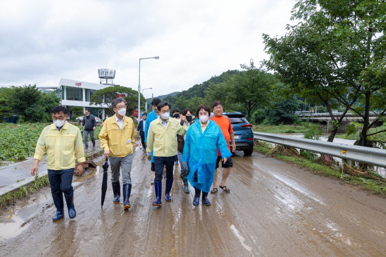 NSP통신-김동연 경기도지사(오른쪽 두번째)가 지난달 9일 용인시 고기동(고기교) 침수 현장을 관계자들과 함께 점검하는 모습. (경기도)