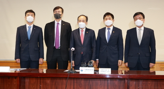 NSP통신-이창용 한국은행 총재가 5일 서울 중구 은행회관에서 열린 비상거시경제금융회의에 참석하고 있다. (한국은행)