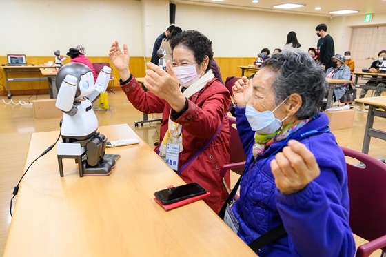 NSP통신-지난해 제31기 장수문화대학에서 로봇 리쿠 수업중인 신정1동 어르신들 (양천구)