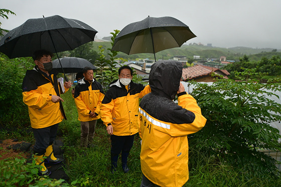 NSP통신-이병선 속초시장이 북상하는 태풍 힌남노에 대비하기 위해 장천마을 대비 상황을 점검하고 있다. (속초시)