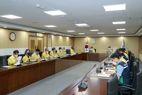 NSP통신-강원도교육청이 태풍 힌남노 북상에 따른 총력 대응 회의를 하고 있다. (강원도교육청)