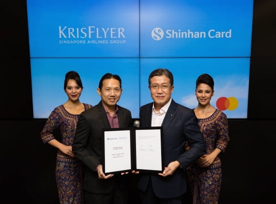 NSP통신-협약식에 참석한 라이언 푸아(Ryan Pua) 싱가포르 항공 로열티 마케팅 부사장(왼쪽), 이석창 신한카드 Pay Platform 그룹장(오른쪽)이 기념사진을 촬영하고 있다. (신한카드)