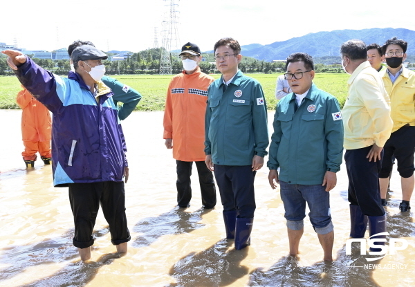 NSP통신-이철우 경상북도지사는 6일 오전에 주재한 태풍 힌남노 대비 상황점검회의를 마치고 곧바로 태풍의 최대 피해 현장인 경주와 포항을 방문해 사후수습에 적극 나섰다. (경상북도)