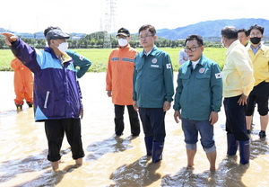 [NSP PHOTO]이철우 경북도지사, 태풍 현장 찾아 피해 주민 위로