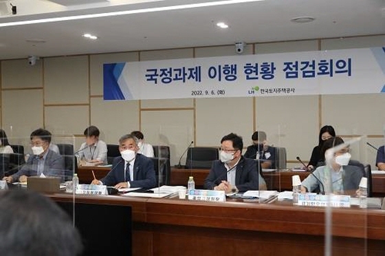 NSP통신-이정관 사장직무대행(앞줄 왼쪽 두 번째)이 회의에서 발언하고 있다 (LH)