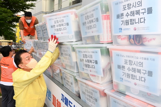 NSP통신-7일 이재준 수원시장이 수원시자원봉사센터에서 포항시에 보낼 구호물품을 트럭에 싣고 있다. (수원시)