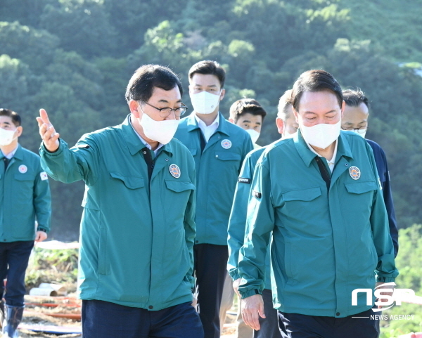 NSP통신-주낙영 경주시장이 7일 오후 경주를 찾은 윤석열 대통령과 함께 제11호 태풍 힌남노로 붕괴 위험이 발생한 경주 왕신저수지 피해 복구 현장을 방문해 관계자를 격려하고 주요 시설을 점검했다. (경주시)