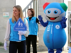 [NSP PHOTO]메르세데스 벤츠 사회공헌위, 한국 찾은 독일 본사 임원과 함께 어린이 교통안전 캠페인 실시