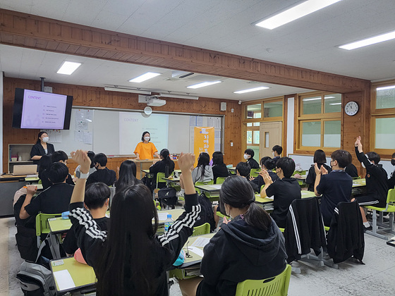 NSP통신-강릉시보건소 치매안심센터가 강릉중학교 1학년 학생들을 대상으로 치매 인식 개선 교육을 하고 있다. (강릉시)