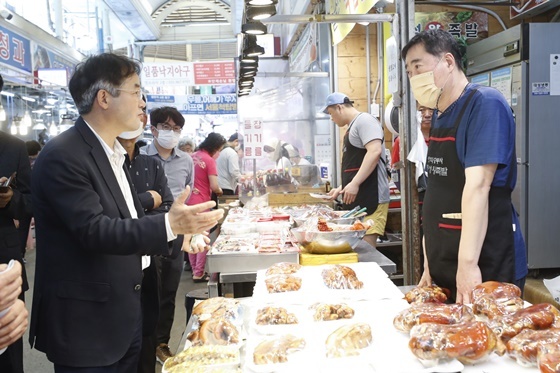 NSP통신-추석맞이 전통시장 민생 탐방 중인 이동환 고양특례시장 (고양특례시)