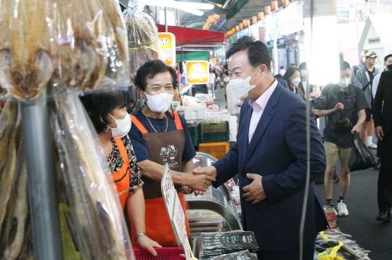 NSP통신-7일 김성제 의왕시장이 부곡도깨비시장을 찾아 추석 맞이 장보기를 하면서 시민들과 담소를 나누고 있다. (의왕시)