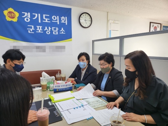 NSP통신-6일 정윤경, 최효숙, 김옥순 경기도의원이 군포의왕교육지원청 행정과장, 교육시설1팀 관계자들과 회의를 열고 2022년 학교숲 조성사업 대상학교 2차 선정 결과 및 예산 지원 계획 관련 보고를 받고 있다. (경기도의회)