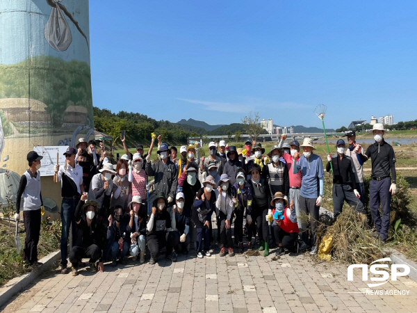 NSP통신-경주시 체육진흥과 및 경주시시설관리공단 직원 20여 명은 지난 7일 아침부터 태풍피해로 입은 경주파크골프장 등 주변 일대에서 일제히 환경정비를 실시했다. (경주시)