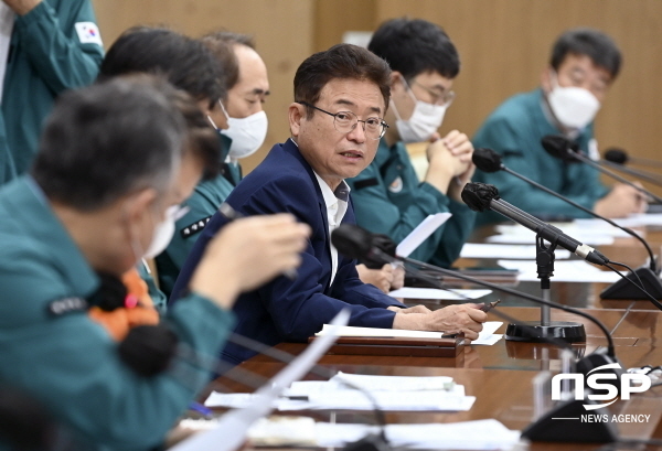 NSP통신-이철우 경상북도지사는 8일 오전 도청에서 긴급 간부회의를 소집하고 태풍피해복구 현장긴급지원 체계 강화를 지시했다. (경상북도)