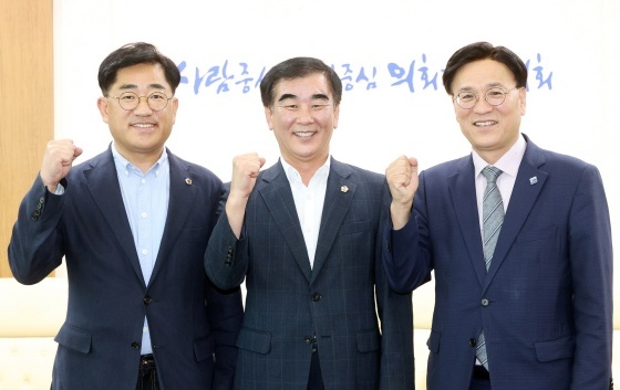 NSP통신-13일 경기도의회 의장 집무실에서 이기형 도의원(왼쪽부터), 염종현 경기도의장, 이회수 경기교통공사 사장 직무대행이 교통정책 과제 논의 가운데 기념촬영을 하고 있다. (경기도의회)