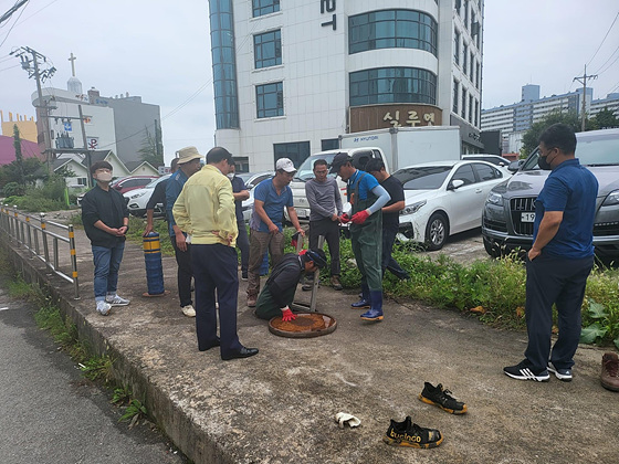 NSP통신-이병선 속초시장이 상수도관 파열이 의심되는 현장을 확인하고 있다. (속초시)
