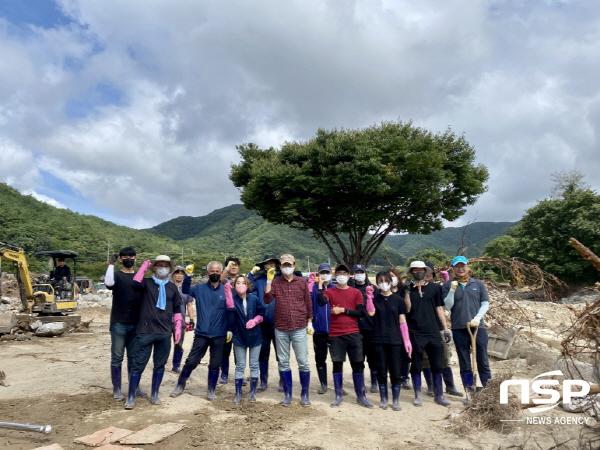 NSP통신-경주시시설관리공단 임직원 18여 명이 지난 13일 암곡 왕산마을 피해현장을 찾아 수해복구 봉사활동에 나섰다. (경주시)