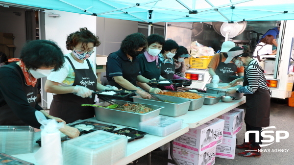 NSP통신-경주시종합자원봉사센터에서는 지난 11일과 12일 2일간 태풍 힌남노로 큰 피해를 입은 보덕동과 내남면 일대 수재민들에게 도시락을 지원했다. (경주시)