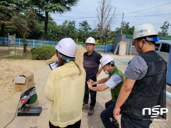 NSP통신-경상북도교육청은 학교 공사 현장의 안전 강화 및 중대재해 예방을 위해 중대재해예방안전단 민간 전문가 중심으로 지난 13일부터 오는 10월 31일까지 도내 공사 진행 중인 학교를 대상으로 안전 점검을 실시한다고 밝혔다. (경상북도교육청)