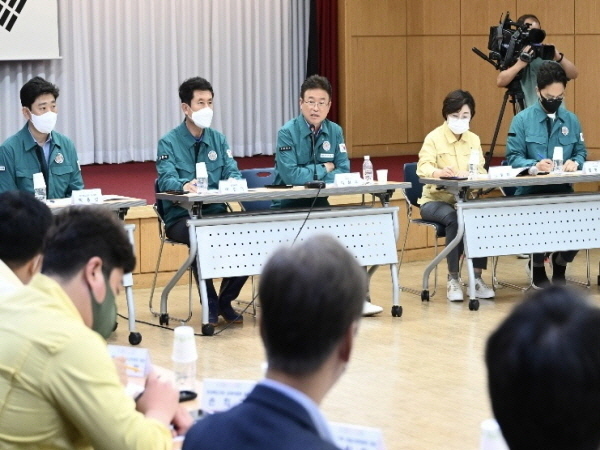 NSP통신-경상북도는 14일 포항 철강산업단지관리공단 회의실에서 이철우 경상북도지사 주재로 포항철강공단 정상화 비상경제대책회의를 개최했다. (경상북도)