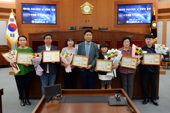 NSP통신-제34회 시민의 날 지역발전 유공자 시상식에서 성길용 오산시의회 의장(가운데)과 수상자들이 기념촬영을 하는 모습. (오산시의회)