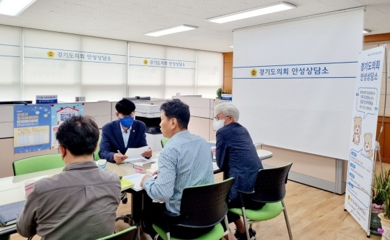 NSP통신-14일 경기도의회 안성상담소에서 양운석·박명수·황세주 경기도의원이 깨끗한 안성시 하천을 만들기 위한 통합하천 정비사업에 대해 안성시 건설관리과 관계자와 논의하고 있다. (경기도의회)