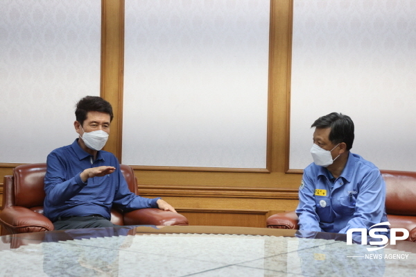 NSP통신-이강덕 포항시장은 15일 포스코 본사를 방문해 김학동 포스코 부회장을 만나 이번 태풍 힌남노로 인한 피해 복구 및 조기 정상화를 위한 공동대응책을 논의했다. (포항시)