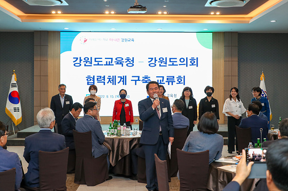 NSP통신-신경호 강원도교육감이 강원도교육청과 강원도의회 협력체계 구축 교류회에서 강원도 교육발전을 위한 포부를 밝히고 있다. (강원도교육청)