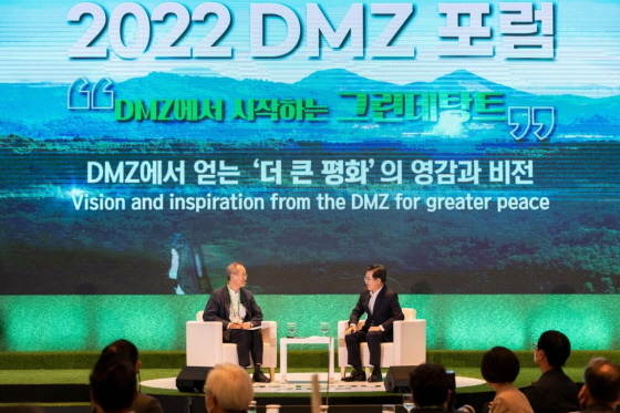 NSP통신-김동연 경기도지사(오른쪽)가 16일 열린 2022 디엠지(DMZ) 포럼에서 최재천 이화여대 교수와 기조 대담을 나누고 있다. (경기도)